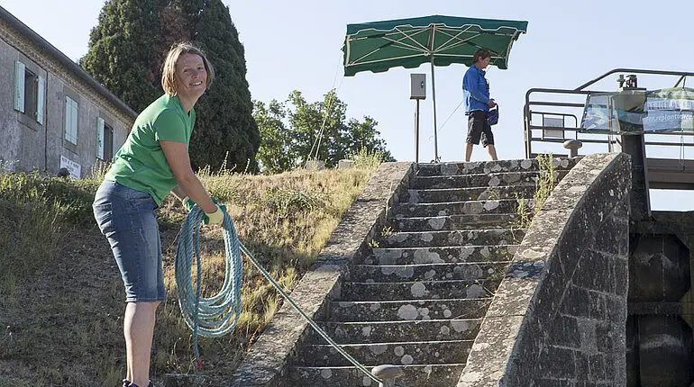 Anne bei der Schleusenarbeit - Schleuse von Aiguille