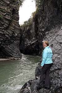 Annette am Eingang der Gole dell’Alcantara